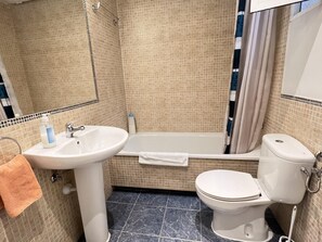 Hair dryer, towels - Apartment in the Downtown of Madrid (Madrid)