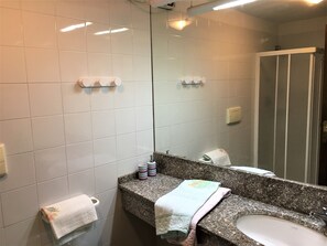 Dusj, hårføner, bidé og håndklær