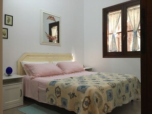 3 bedrooms, bed sheets - Giulia terraced house in the shade of pine trees 500 meters from the beach. (PULA)