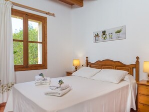3 bedrooms, iron/ironing board, Internet, bed sheets