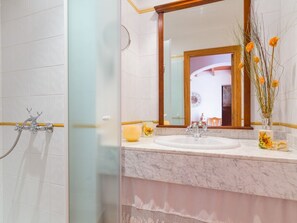 Badewanne, Haartrockner, Handtücher