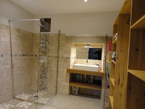Dusche, Haartrockner, Handtücher