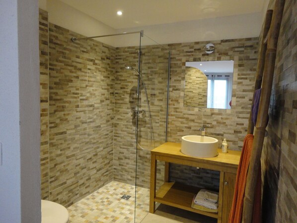 Shower, hair dryer, towels - new house (2016) between sea and mountains 4 km from the beaches (Santa-Reparata-Di-Balagna)