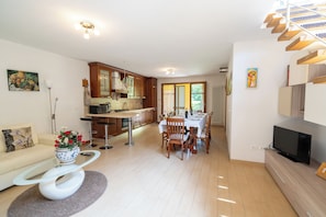 Smart-TV, Videospiele, DVD-Player, Tischtennisplatte