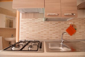 Kylskåp, mikrovågsugn, spishäll och kaffe- och tebryggare