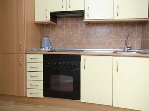 Fridge, microwave, oven, coffee/tea maker - Comfortable apartment in downtown Madrid (Madrid)
