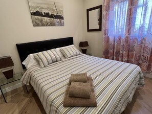 1 bedroom, iron/ironing board, Internet, bed sheets - Comfortable apartment in downtown Madrid (Madrid)
