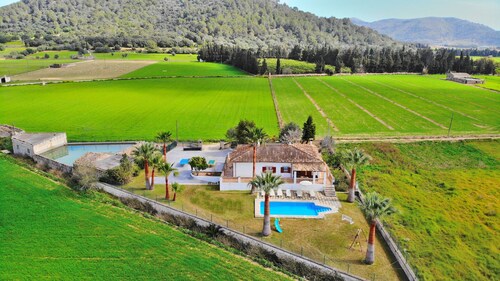 Can Mussol 040 magnificent villa with private swimming pool, large garden, children's area, billiards, ping pong and WiFi.