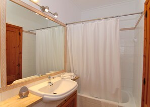Badewanne, Haartrockner, Handtücher, Toilettenpapier