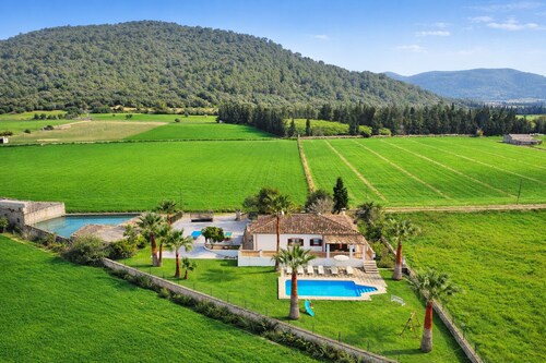 Can Mussol 040 magnificent villa with private swimming pool, large garden, children's area, billiards, ping pong and WiFi.