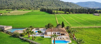 Can Mussol 040 magnificent villa with private swimming pool, large garden, children's area, billiards, ping pong and WiFi.