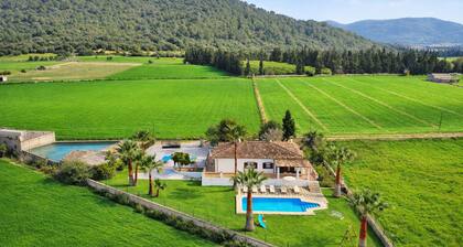 Can Mussol 040 magnificent villa with private swimming pool, large garden, children's area, billiards, ping pong and WiFi.