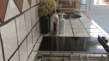 Réfrigérateur, four, plaque de cuisson, cafetière/bouilloire