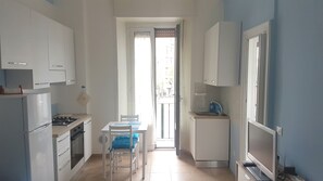 Kühlschrank, Ofen, Herdplatte, Wasserkocher mit Kaffee-/Teezubehör