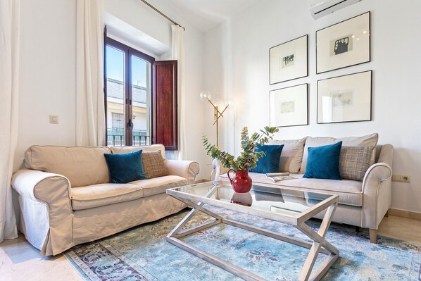 Living area - Beautiful 2 bedrooms apartment with private terrace near the Cathedral. Arfe Terrace II (Sevilla)