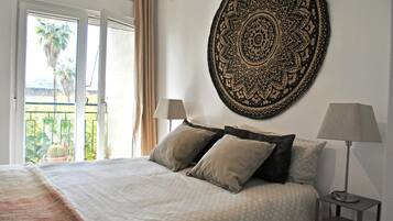 3 chambres, bureau, fer et planche à repasser, lit parapluie