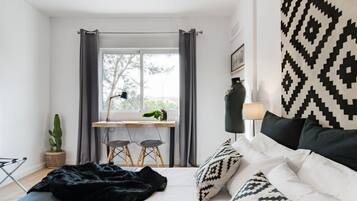 3 slaapkamers, een bureau, een strijkplank/strijkijzer, reisbedje