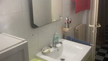 Combined shower/bathtub, bidet, towels, soap