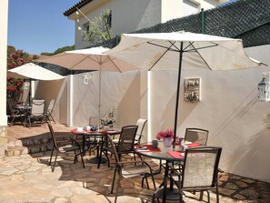 Outdoor dining - Villa in the area of the cove of Montgo (l'Escala)