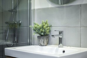 Shower, towels - Atico Plaza Mayor, Functional apartment near Plaza Mayor (Madrid)