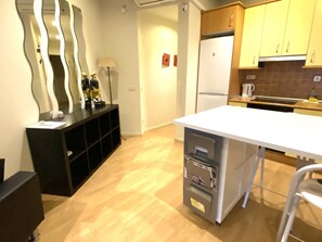 Fridge, microwave, oven, coffee/tea maker - Apartment close to La Puerta Del Sol in Madrid (Madrid)