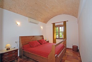 2 bedrooms, in-room safe, iron/ironing board, free WiFi