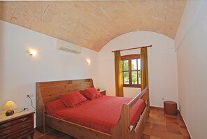 2 bedrooms, in-room safe, iron/ironing board, free WiFi