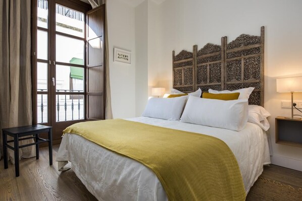 2 bedrooms, desk, iron/ironing board, WiFi