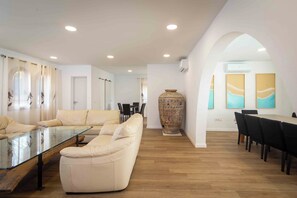 Télévision, cheminée, lecteur de DVD, baby-foot