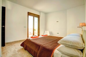 4 bedrooms, iron/ironing board, free WiFi, bed sheets