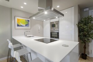 Een koelkast, een magnetron, een oven, een kookplaat