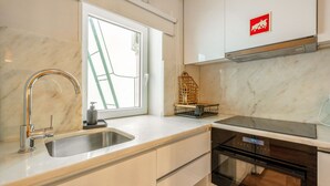 Coffee/tea maker, fridge, microwave, oven - Lisbon River Inner Bairro Alto (C64) (Lisboa ciudad)