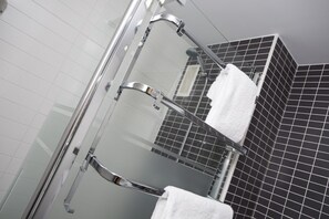Baignoire, sĂšche-cheveux, serviettes fournies