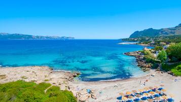 Beach nearby, sun loungers, beach towels
