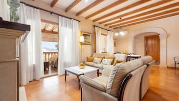 Een televisie, een open haard en een dvd-speler