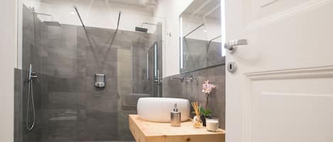 Shower, free toiletries, hair dryer, bidet