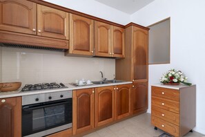 Kühlschrank, Ofen, Herdplatte, Kochgeschirr/Geschirr/Besteck