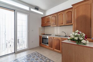 Fridge, oven, stovetop, cookware/dishes/utensils - Casa Estilo Espanol - Marina Di ... (Marina di mancaversa)