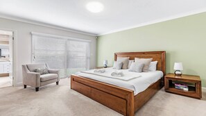 4 bedrooms, iron/ironing board, internet, bed sheets - LA VITA - THE VINTAGE HOLIDAY HOUSES (POKOLBIN)