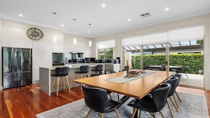 Dining - LA VITA - THE VINTAGE HOLIDAY HOUSES (POKOLBIN)