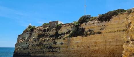 In Strandnähe, Liegestühle, Strandtücher