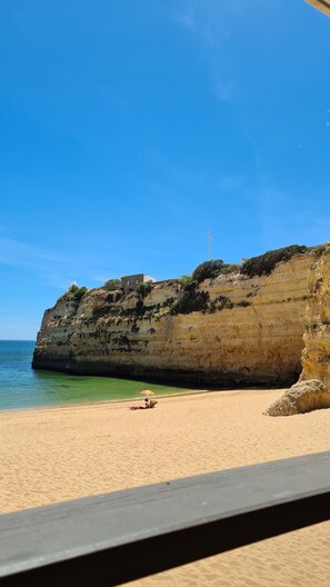 Nära stranden, solstolar och strandhanddukar