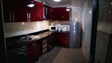 Frigorífico, microondas, horno y placa de cocina