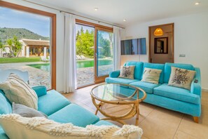 Télévision, cheminée, table de tennis de table