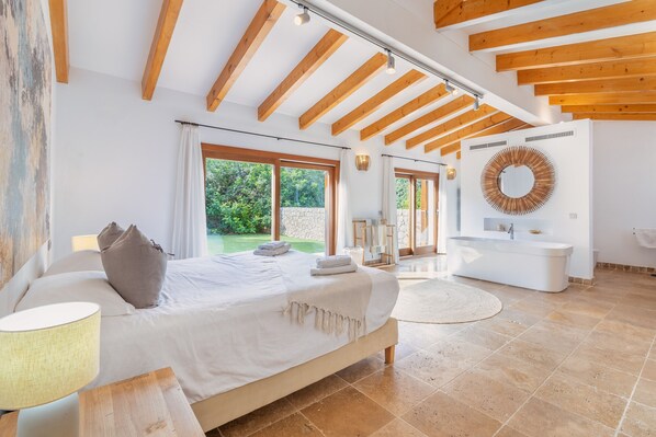 5 slaapkamers, een strijkplank/strijkijzer, gratis wifi, beddengoed