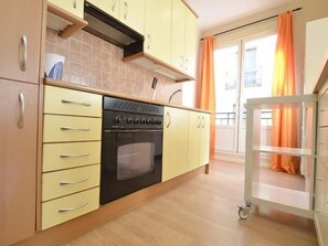 Fridge, microwave, coffee/tea maker, toaster - Apartment close to La Puerta Del Sol in Madrid (Madrid)