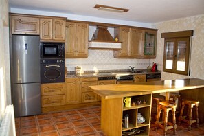 冷蔵庫、電子レンジ、オーブン、コンロ