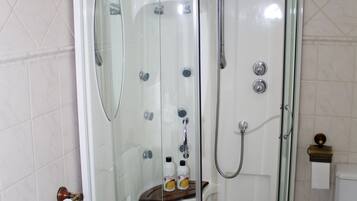 Ensemble douche/baignoire, sèche-cheveux, bidet, serviettes fournies