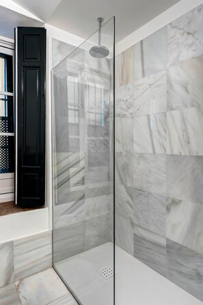 Bruser, hårtørrer, bidet, håndklæder