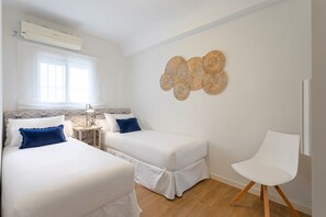 2 bedrooms, iron/ironing board, WiFi, bed sheets - Great Apartment in the Vibrant El Arenal Quarter. Velarde (Sevilla)